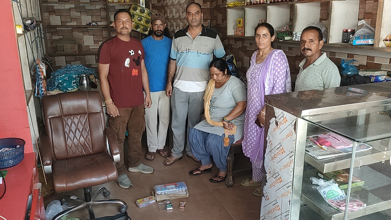 चिट्टे के साथ पकड़ी गई महिला नशा तस्कर।