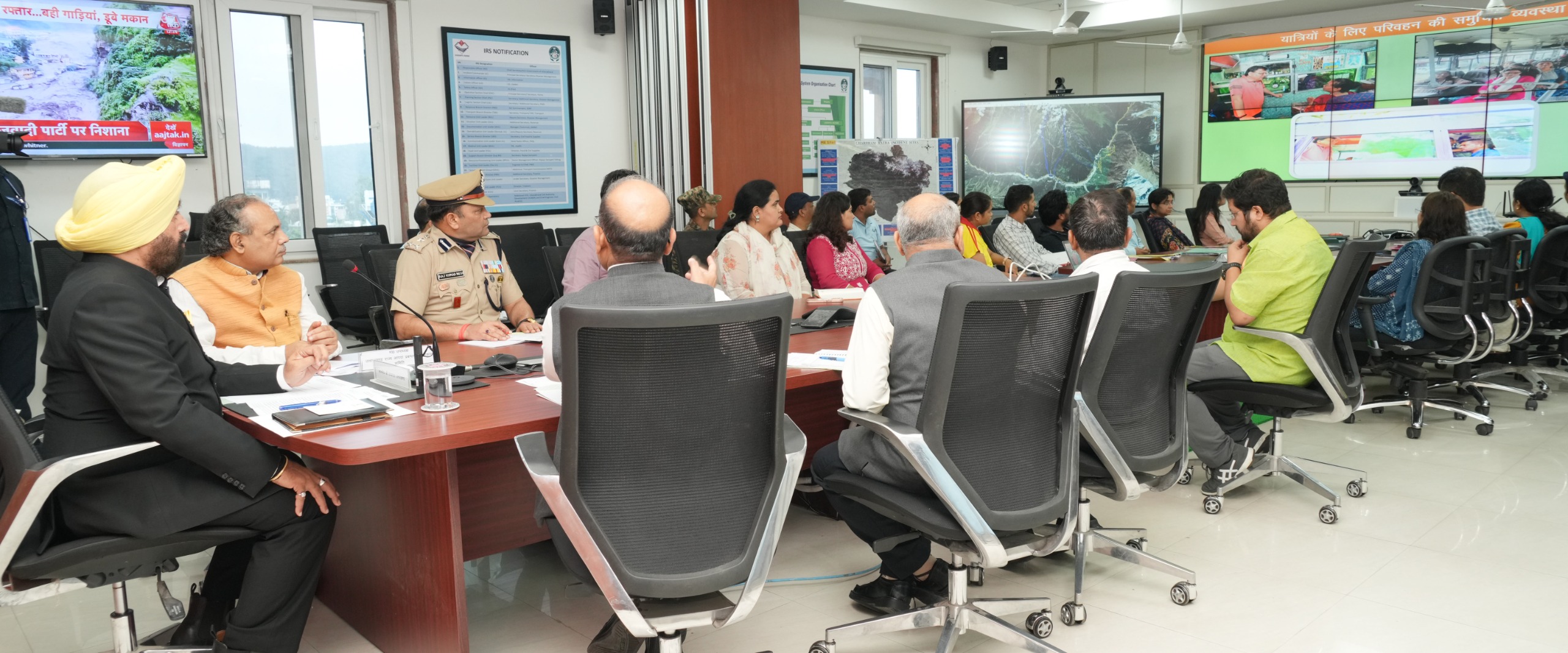 अधिकारियों के साथ चर्चा करते राज्यपाल।