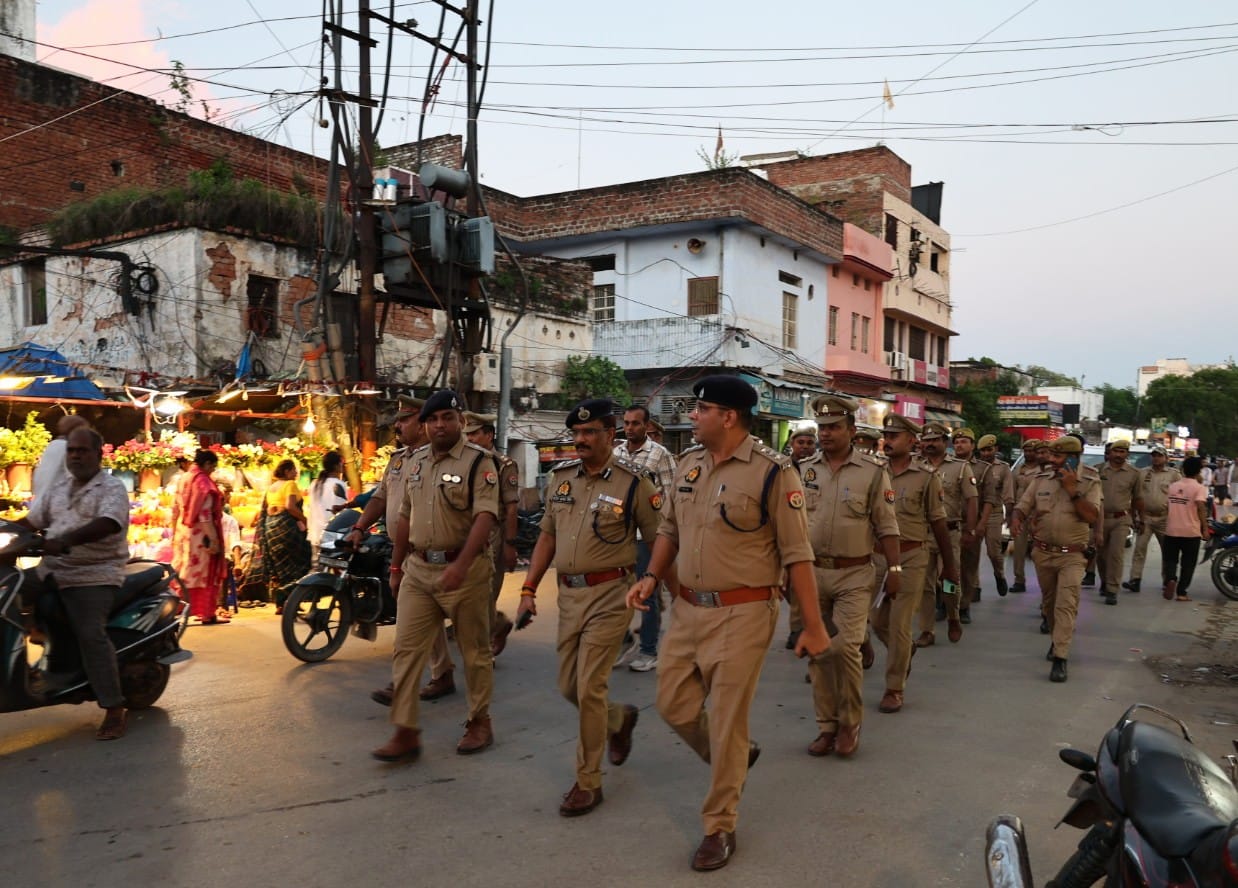 स्वतंत्रता दिवस की पूर्व संध्या ,काशी में फोर्स सड़क पर