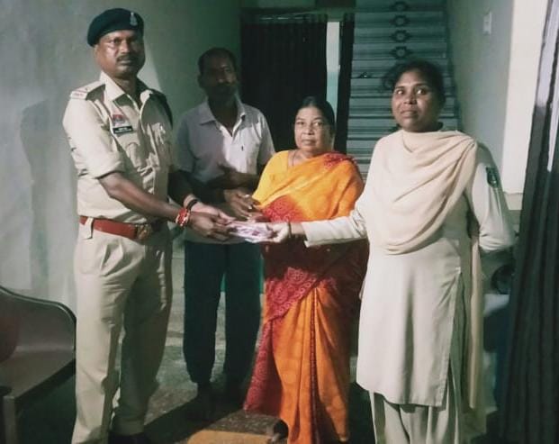 बलिदानियों का सम्मान करते हुए पुलिस।