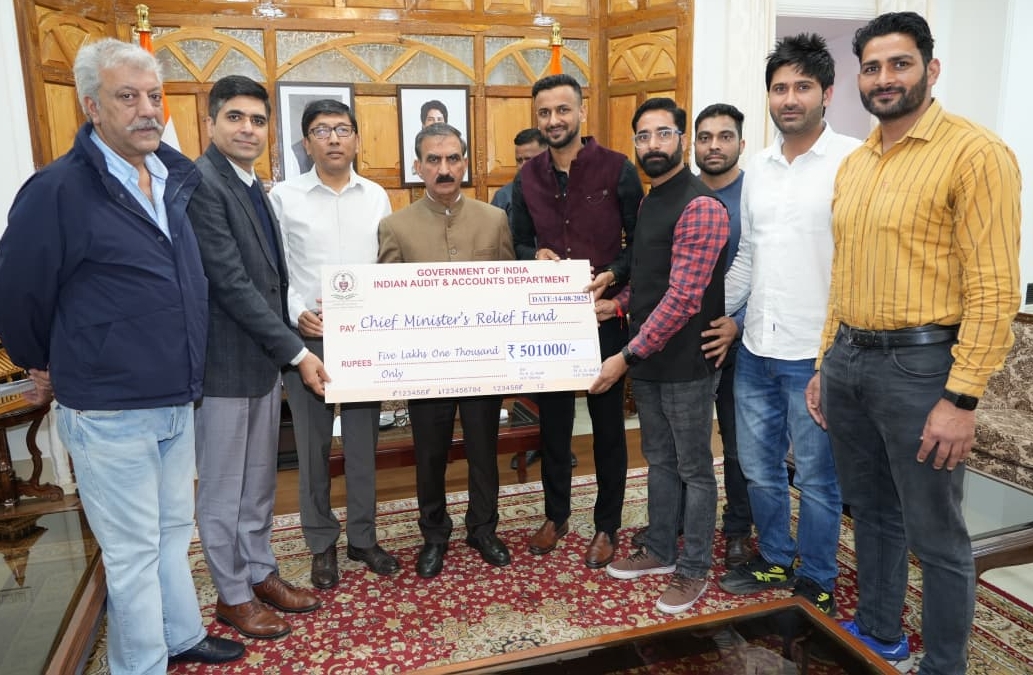 अंशदान करते कर्मचारी