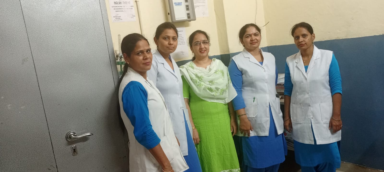 रोष जताते हुए स्वास्थ्यकर्मी।