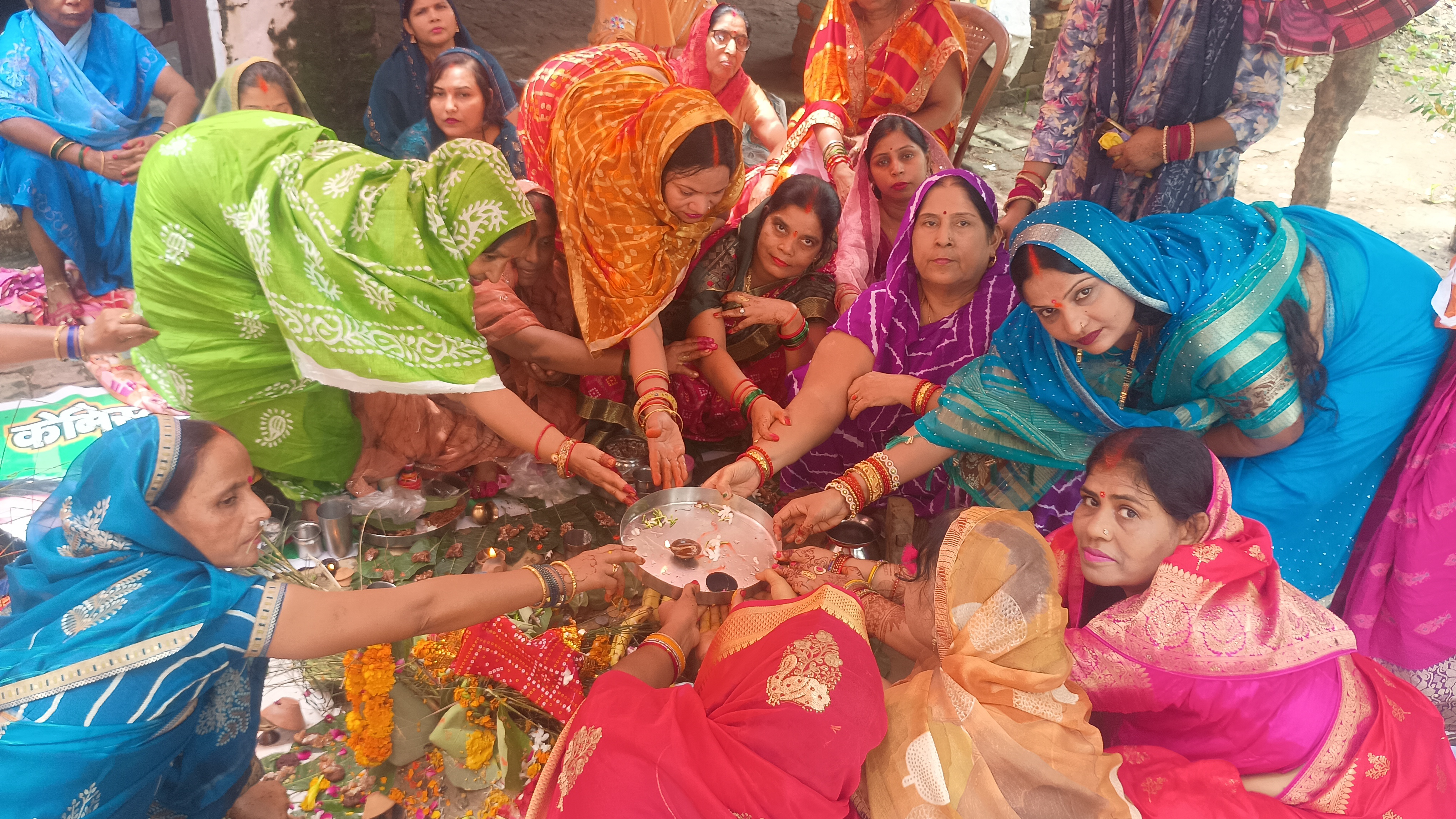 ललही छठ माता का पूजन करती व्रती माताएं