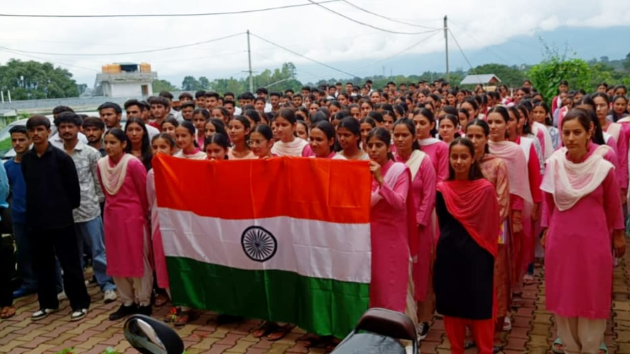 संस्कृत महाविद्यालय में आजादी महोत्सव के अंतर्गत कार्यक्रम के दौरान। संस्कृत महाविद्यालय में आजादी महोत्सव के अंतर्गत कार्यक्रम के दौरान।