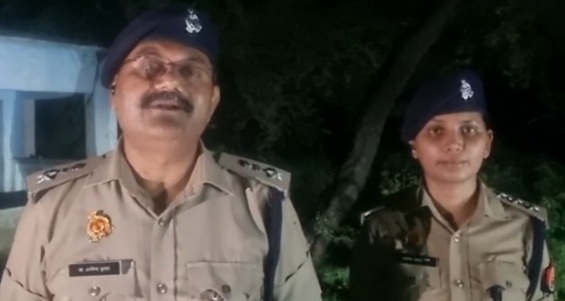 जानकारी देते एसपी ग्रामीण व सीओ गरौठा