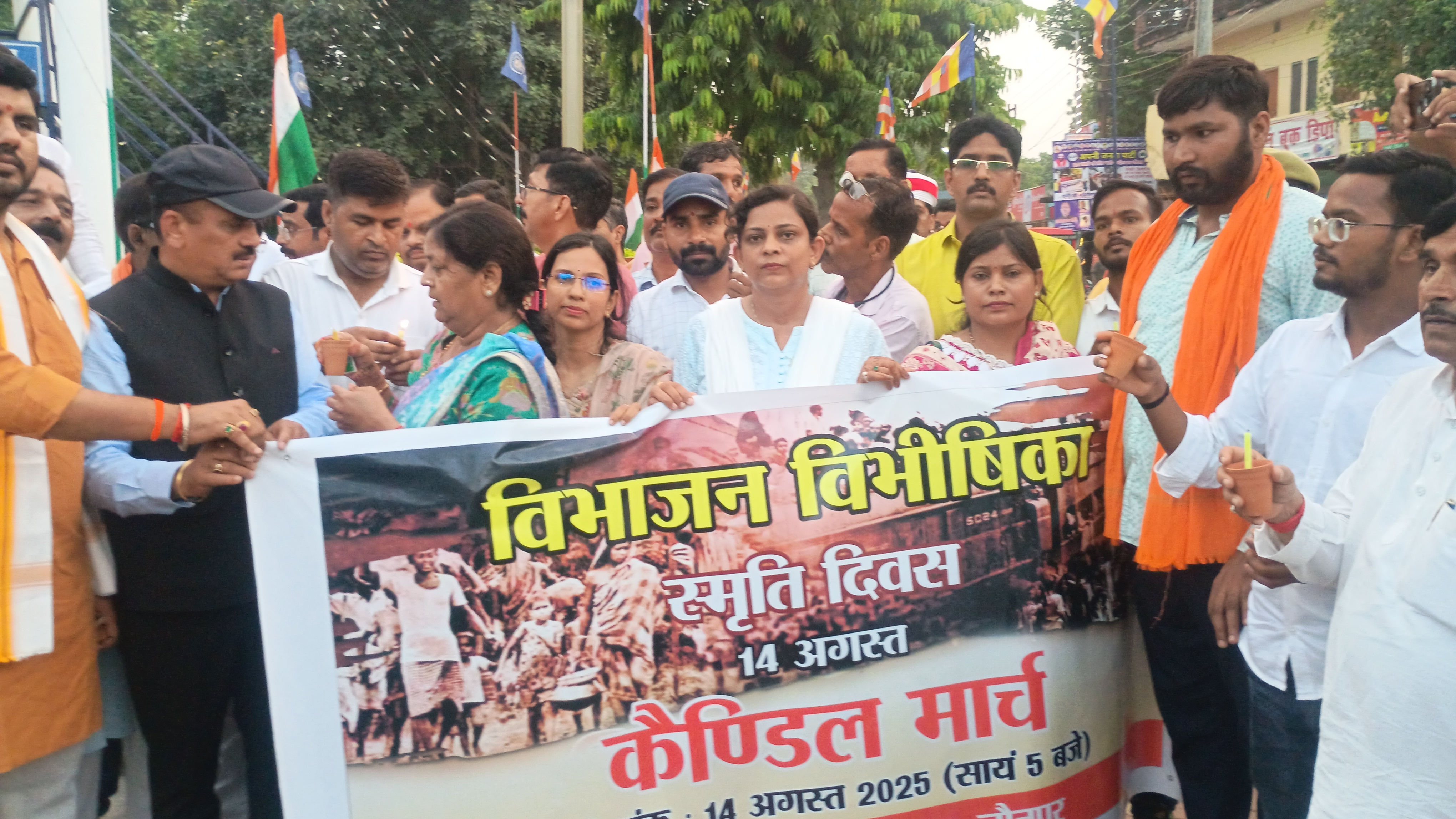 केंडिल मार्च निकालते हुए जिलाधिकारी एवं बीजेपी जिलाध्यक्ष पुष्प राज सिंह और महिला मोर्चा की जिलाध्यक्ष