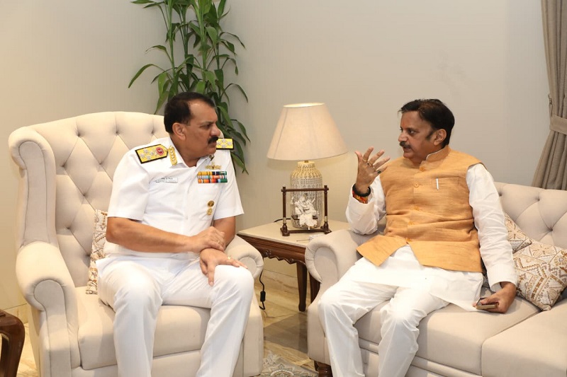 उप मुख्यमंत्री राजेन्‍द्र शुक्ल से मिले नौसेना प्रमुख एडमिरल दिनेश त्रिपाठी
