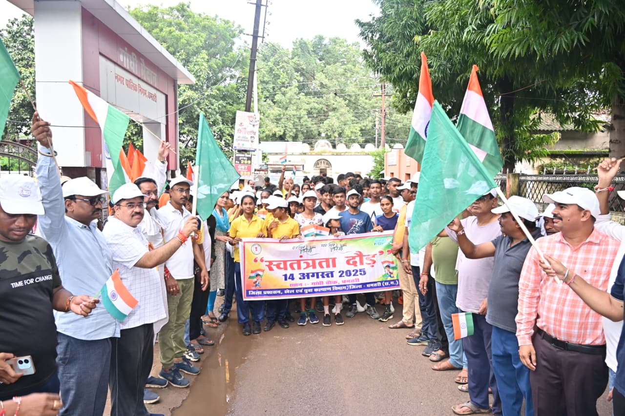 हरी झंडी दिखाते हुए महापौर रामू रोहरा।