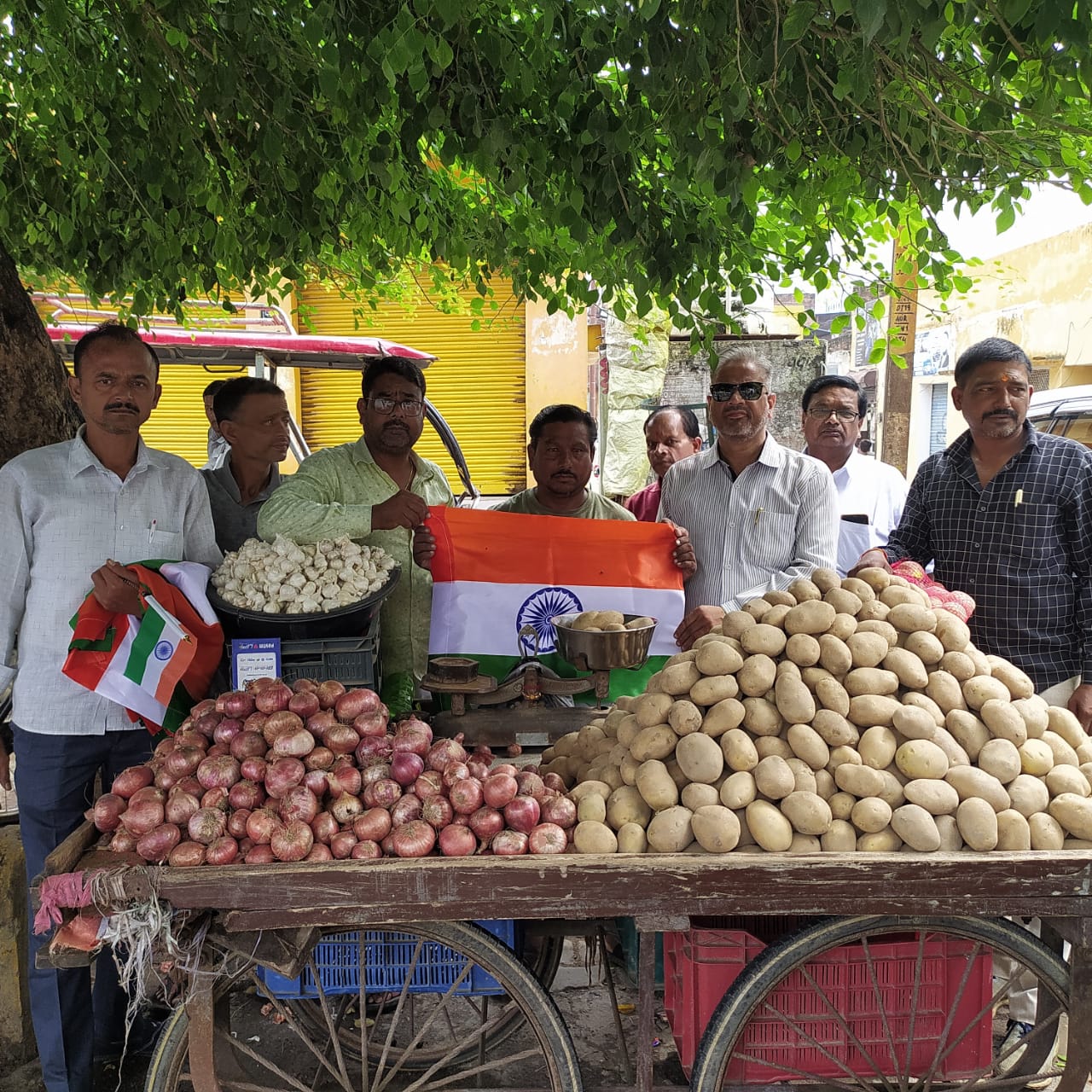 फ़ोटो - झंडा वितरण करते लोग