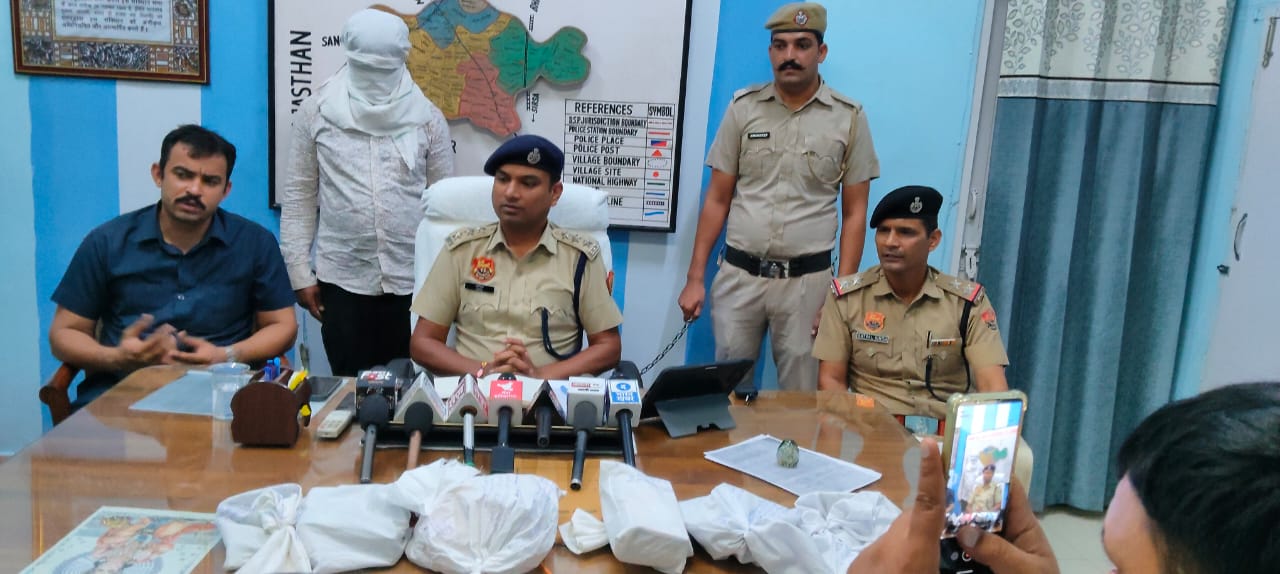 पत्रकारों को जानकारी देते डीएसपी कपिल अहलावत।