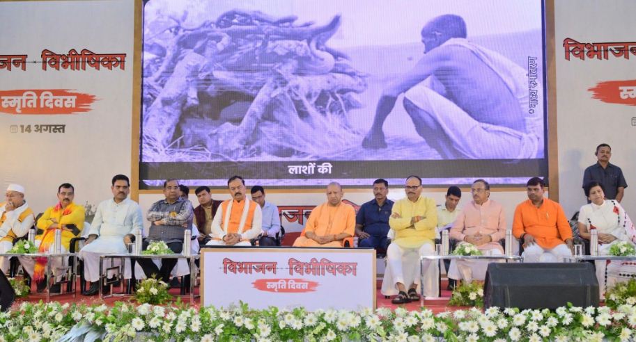 मंचासीन मुख्यमंत्री व दाेनाें उप मुख्यमंत्री