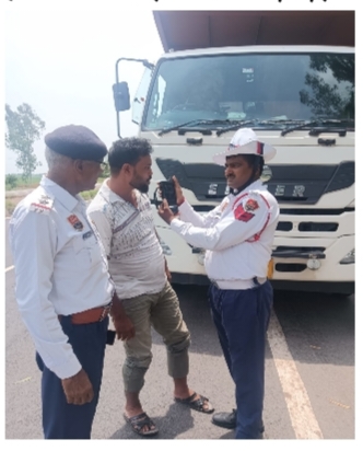 ट्रक चालक की जांच करते हुए यातायात पुलिस।