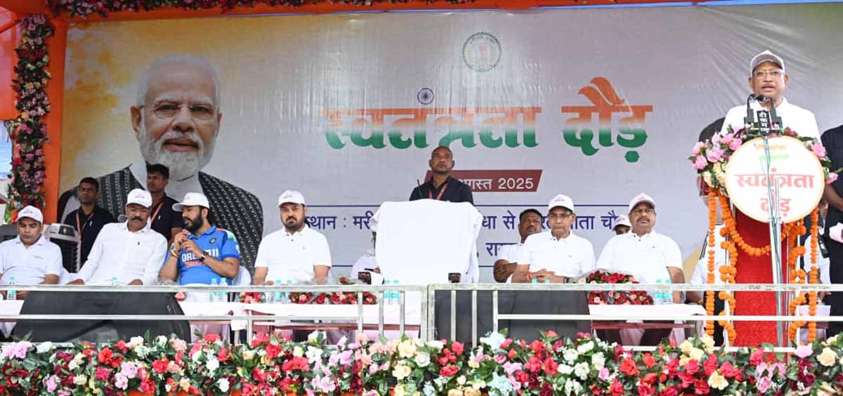 मुख्यमंत्री  विष्णु देव साय कार्यक्रम काे संबाेधित करते