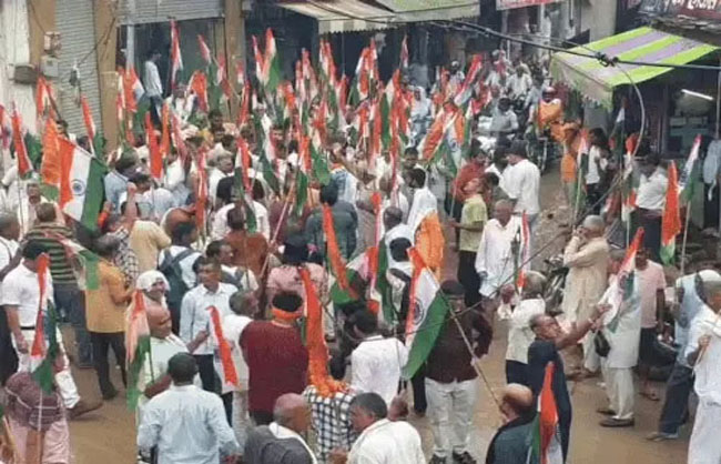 महेंद्रगढ़ में तिरंगा यात्रा निकालते हुए भाजपा कार्यकर्ता।
