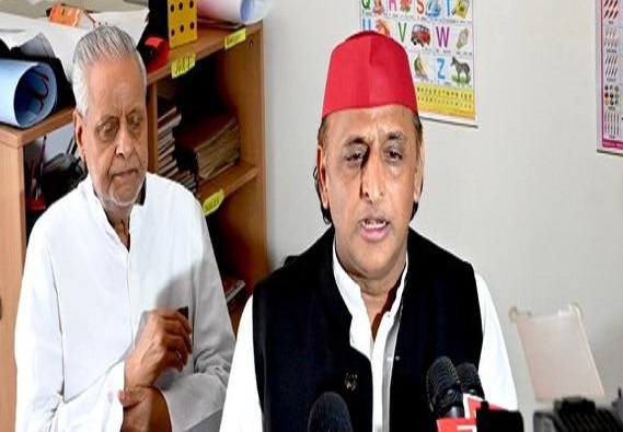 सपा के राष्ट्रीय अध्यक्ष अखिलेश यादव पत्रकारों से बात करते हुए