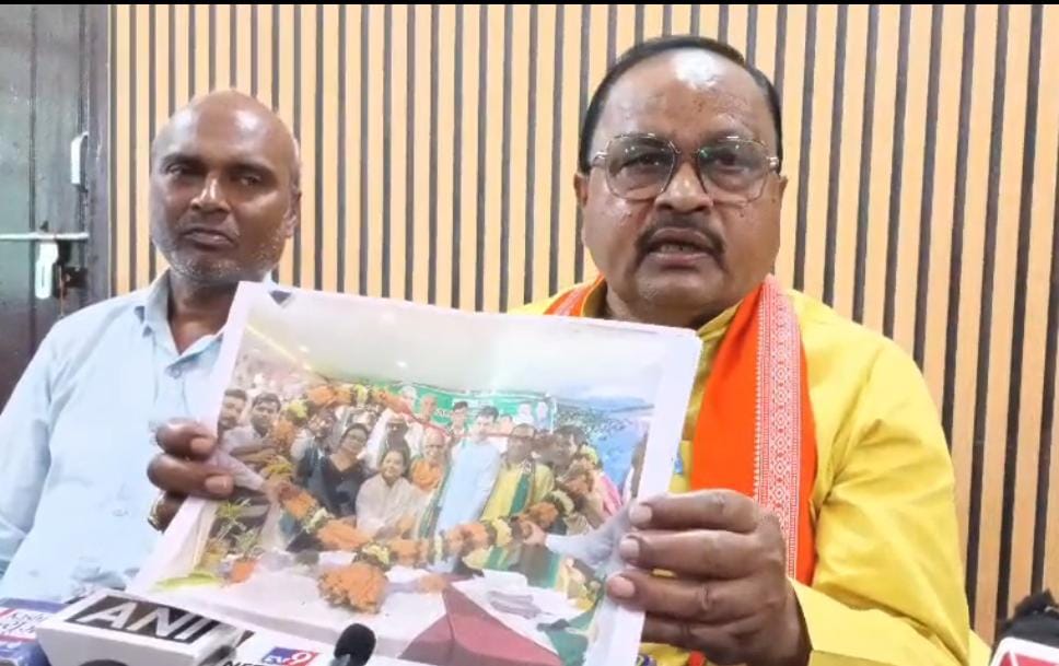 जानकारी देते विधायक