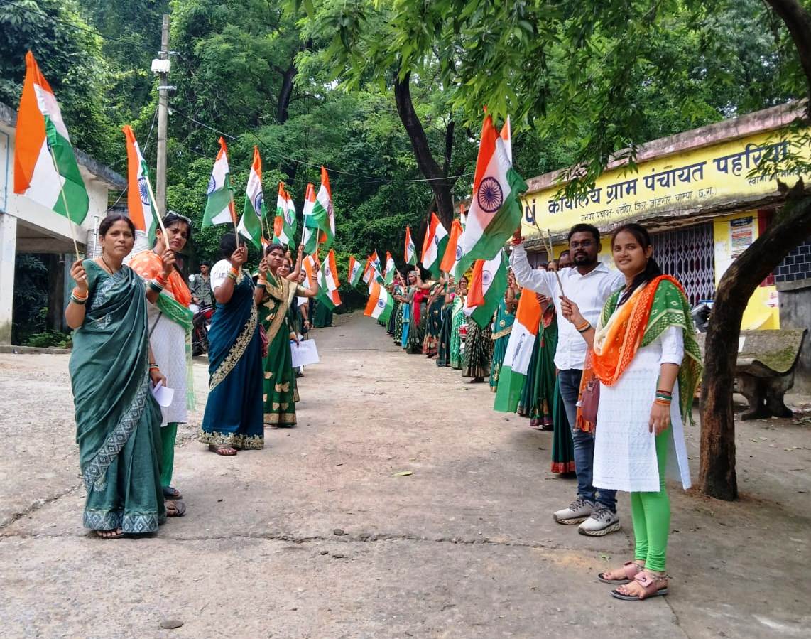 जांजगीर : ग्राम पंचायत सिवनी च में आयोजित तिरंगा यात्रा में शामिल हुए कलेक्टर