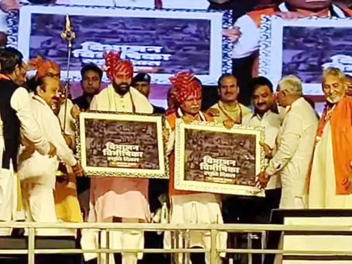 विभाजन विभीषिका स्मृति दिवस कार्यक्रम में पहुंचे केंद्रीय मंत्री मनोहर लाल व सीएम नायब सैनी का स्मृति चिन्ह भेंट कर स्वागत करते आयोजक