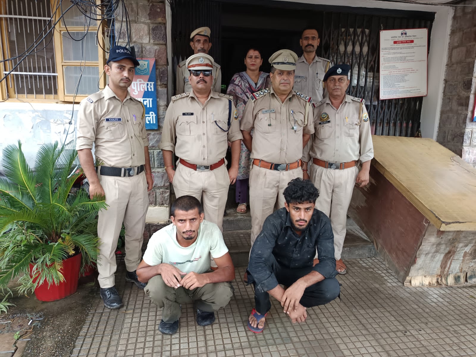 पुलिस द्वारा पकड़े गए आरोपी।