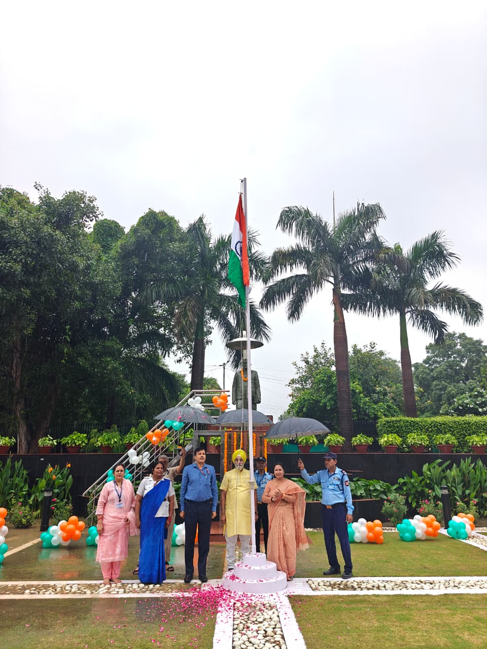 महापौर राजा इकबाल सिंह, निमायुक्त आश्वनी कुमार और स्थायी समिति की अध्यक्ष सत्या शर्मा ध्वजारोहण करते हुए। महापौर राजा इकबाल सिंह, निमायुक्त आश्वनी कुमार और स्थायी समिति की अध्यक्ष सत्या शर्मा ध्वजारोहण करते हुए।