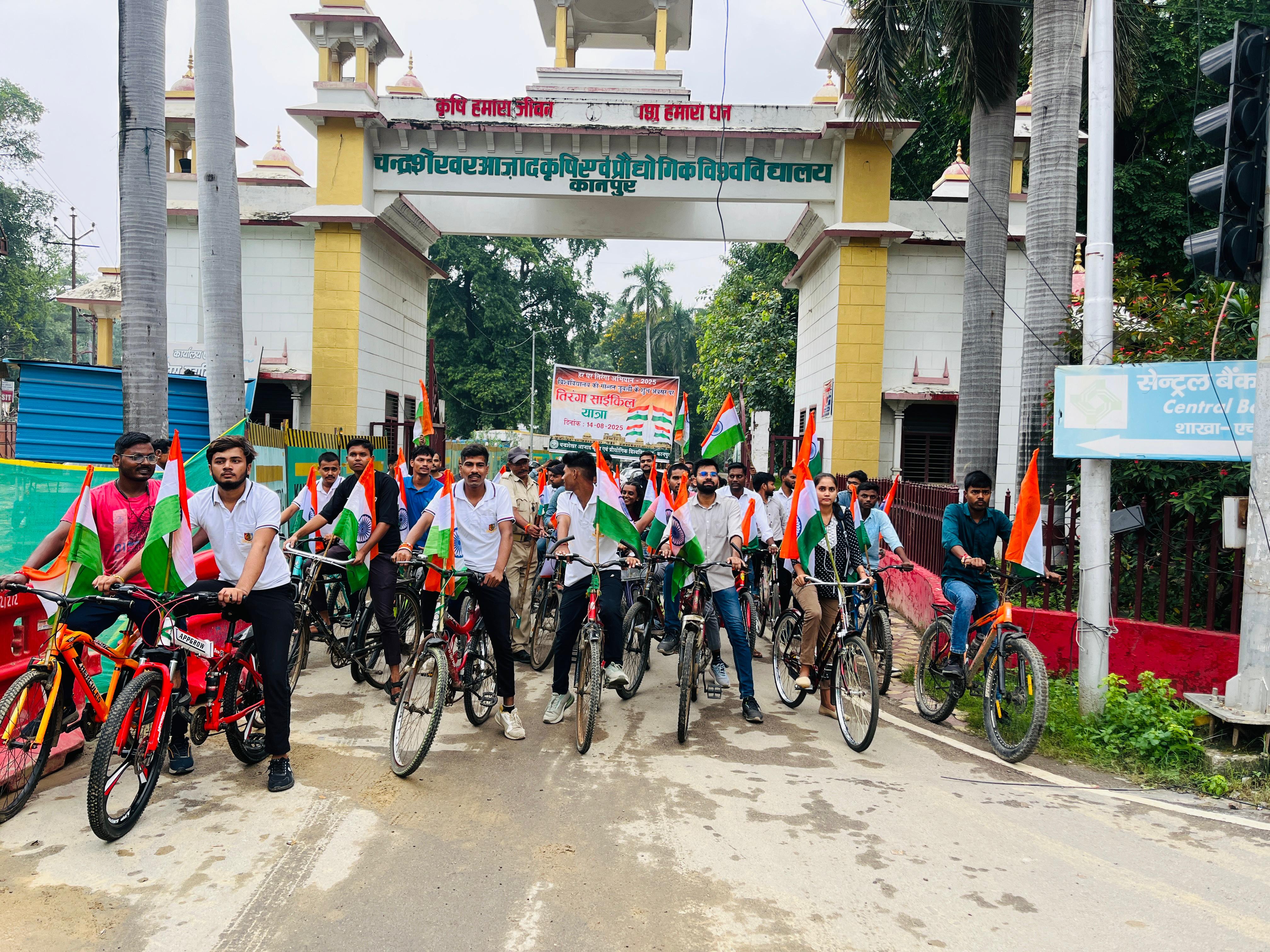 सी एस ए  विश्वविद्यालय में साइकिल यात्रा विद्यार्थियों को हरी झंडी देते कुलपति ya