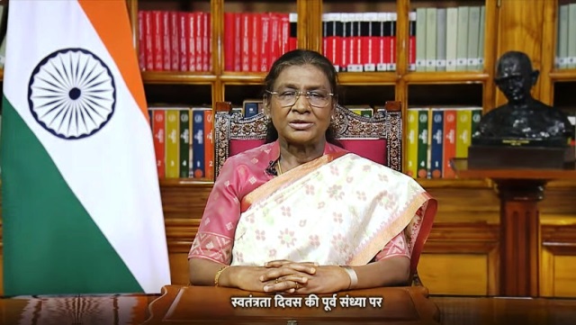 राष्ट्रपति द्रौपदी मुर्मु गुरुवार को राष्ट्र को संबोधित करते हुए