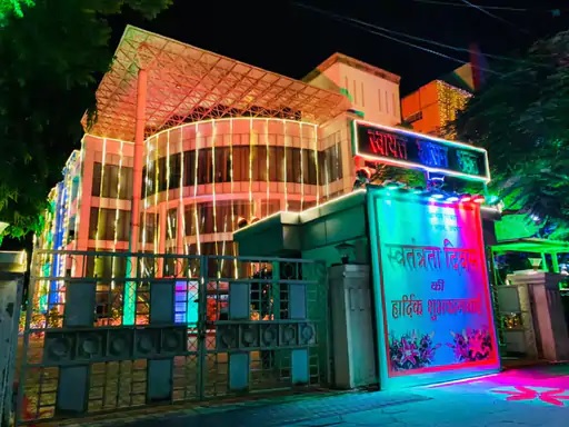 स्वतंत्रता दिवस की पूर्व संध्या पर रोशनी से नहाया गुलाबी शहर