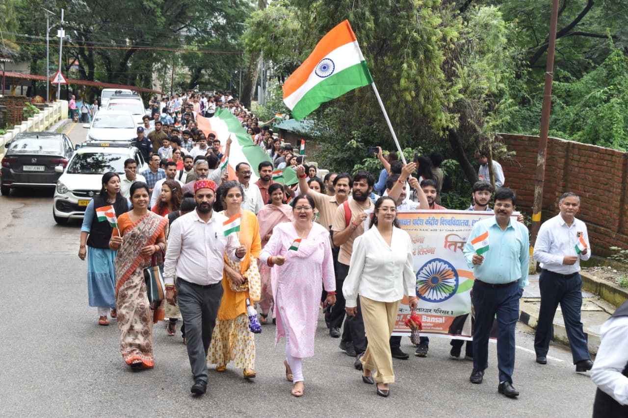 तिरंगा यात्रा निकालते हुए सीयू के छात्र व शिक्षक। तिरंगा यात्रा निकालते हुए सीयू के छात्र व शिक्षक।