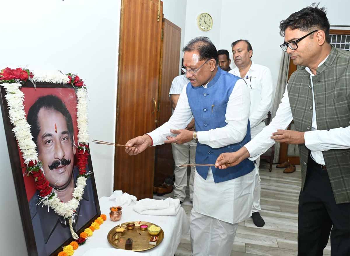 मुख्यमंत्री साय  स्व. दिलीप सिंह जूदेव काे श्रद्धांजलि अर्पित कर नमन करते