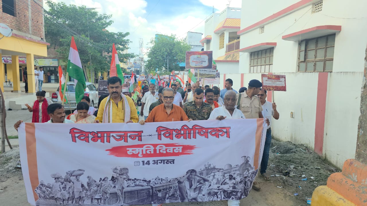 मौन जुलूस में शामिल सांसद व विधायक