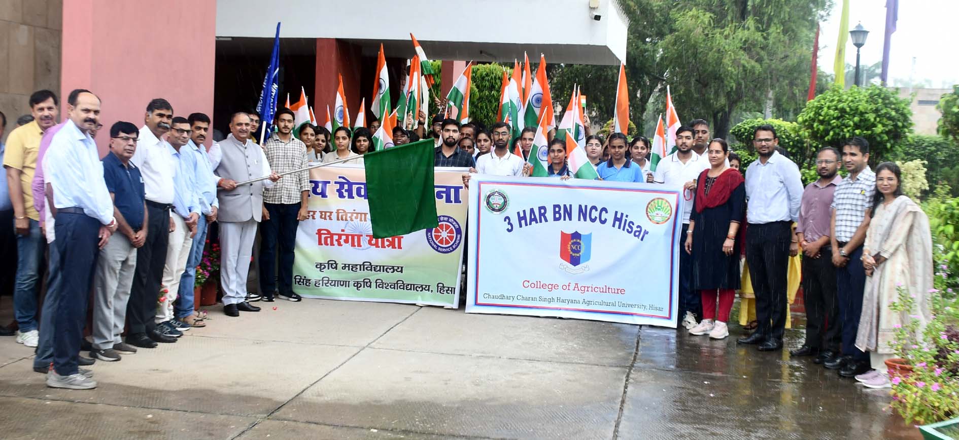 कुलपति प्रो. बीआर कम्बोज तिरंगा रैली को हरी झंडी दिखाकर रवाना करते हुए।