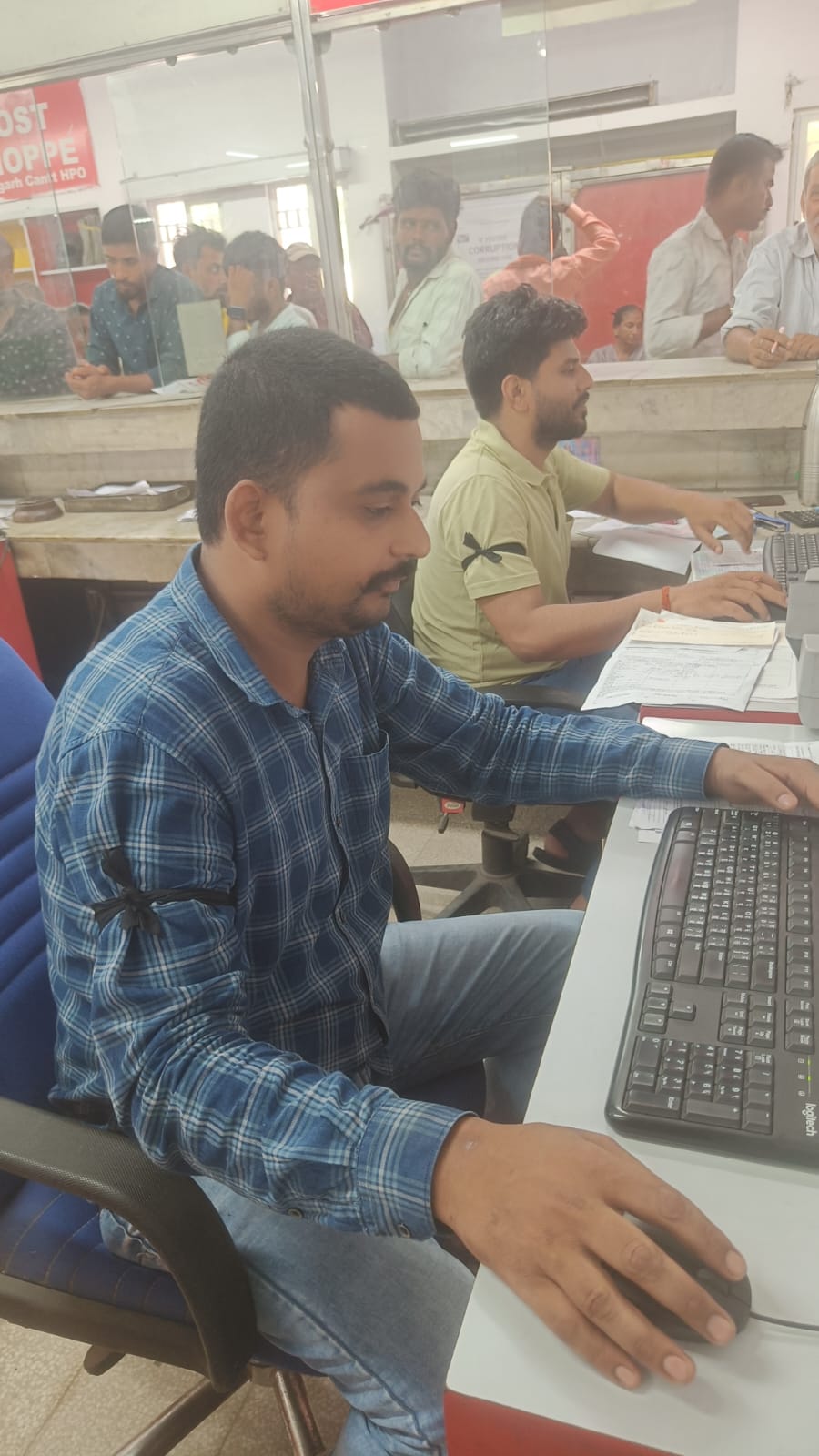 काला बिल्ला लगाकर विरोध करते कर्मचारी