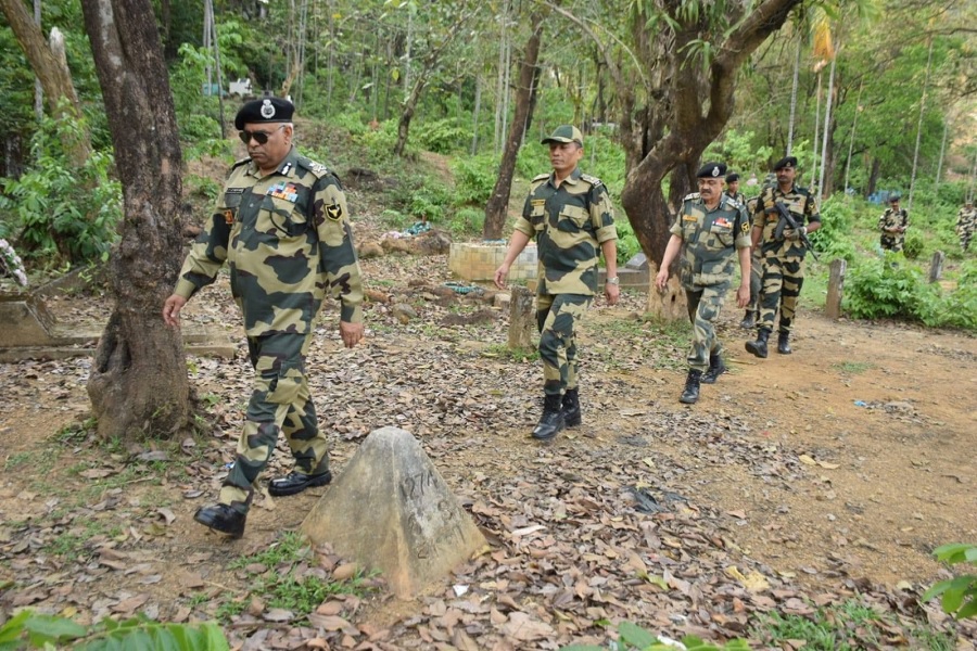बांग्लादेश सीमा पर गश्त लगाते बीएसएफ मेघालय फ्रंटियर के आईजी ओपी उपाध्याय