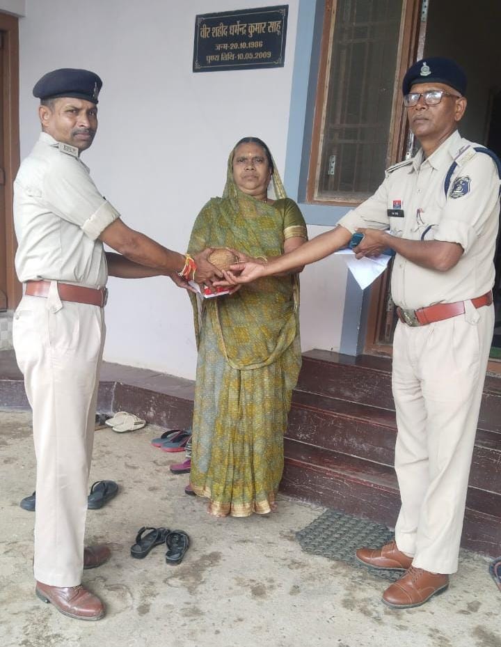 बलिदानियों का सम्मान करते हुए पुलिस।