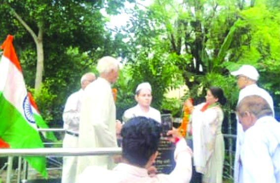 श्रद्धासुमन अर्पित करते हुए