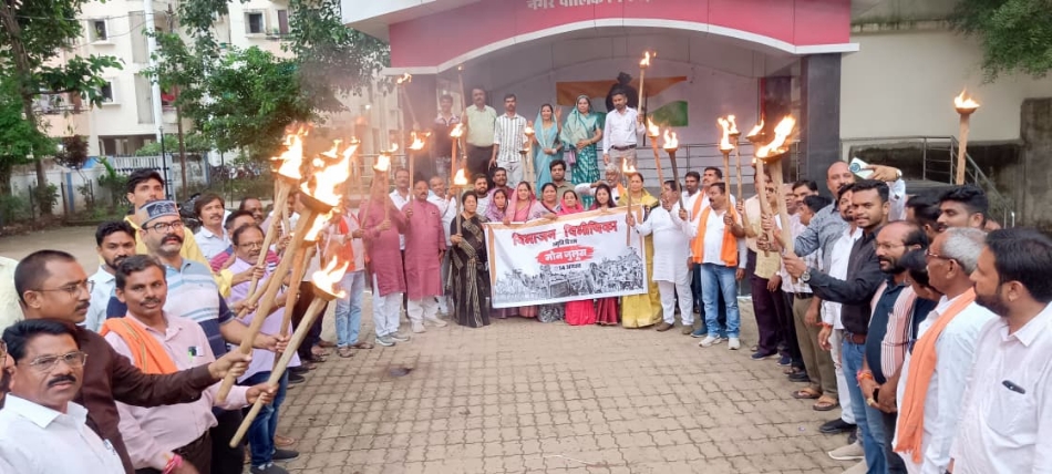 विभाजन विभीषिका स्मृति दिवस पर आयोजित मशाल रैली में शामिल भाजपा के नेता एवं कार्यकर्ता।