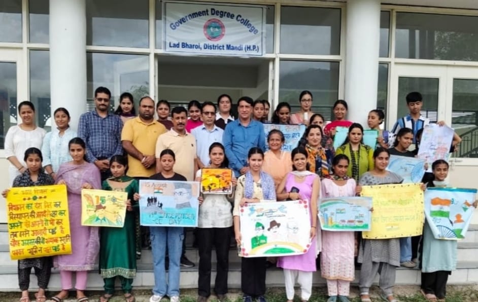 राजकीय कालेज लडभड़ोल में छात्र व शिक्षक वर्ग।