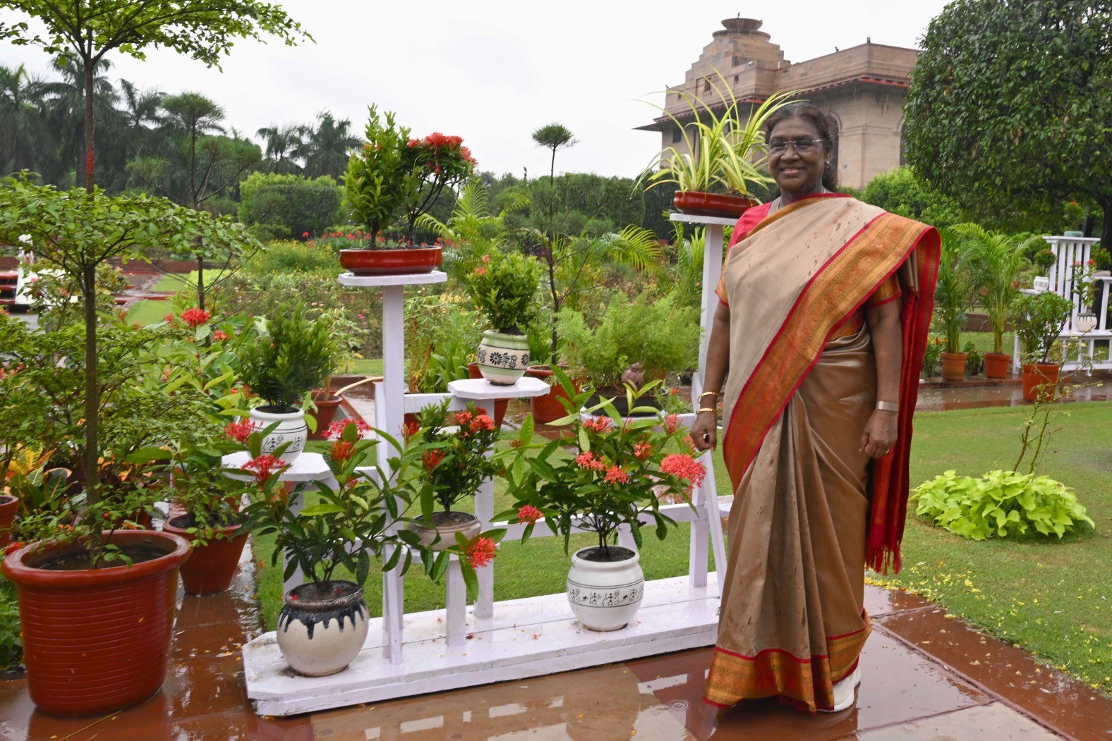 राष्ट्रपति द्रौपदी मुर्मु गुरुवार को राष्ट्रपति भवन में अमृत उद्यान के ग्रीष्मकालीन वार्षिकोत्सव का उद्घाटन समारोह में