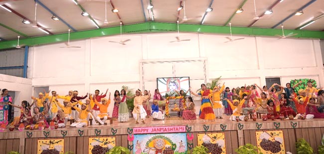 कार्यक्रम करते बच्चे
