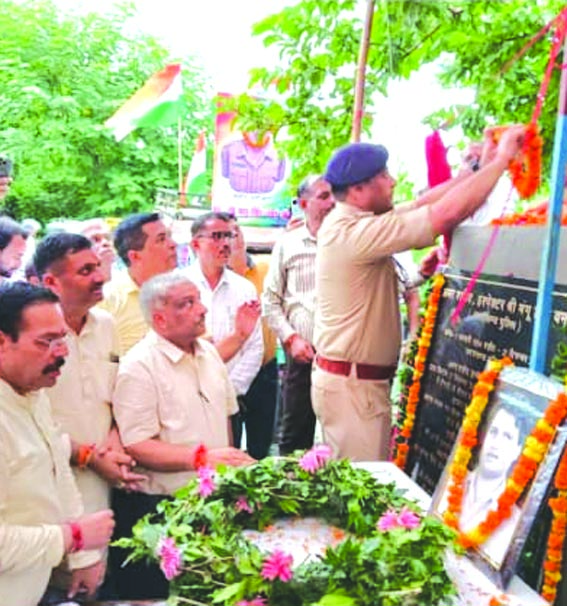 मूर्ति का अनावरण करते हुए