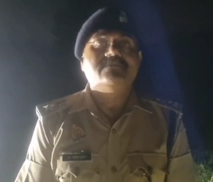 घटना स्थल पर जानकारी देते एसपी ग्रामीण