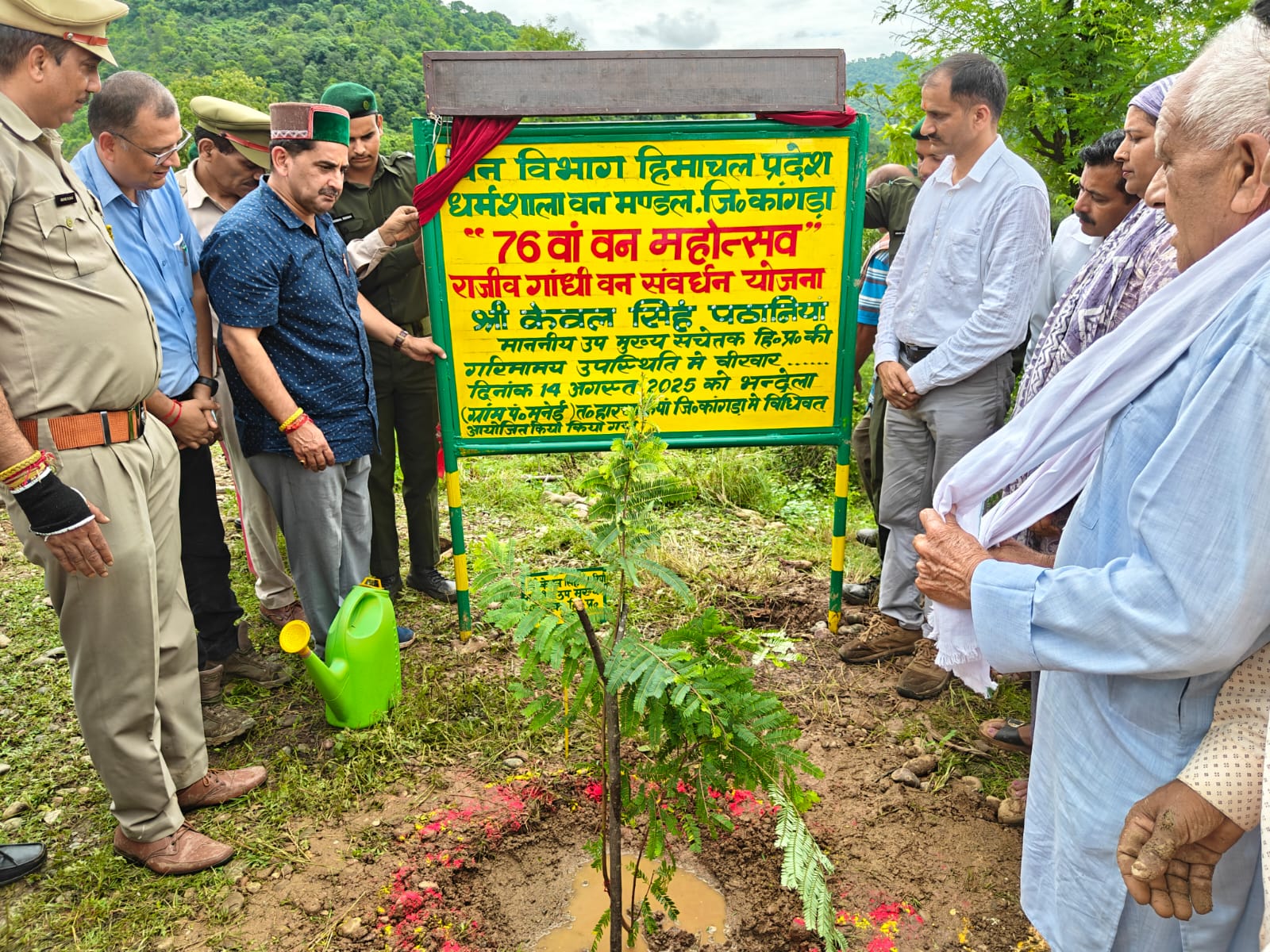 पौधरोपण करते हुए उपमुख्य सचेतक।