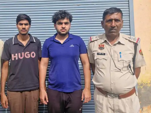 पुलिस की गिरफ्त में पकड़े गए दोनों आरोपी।
