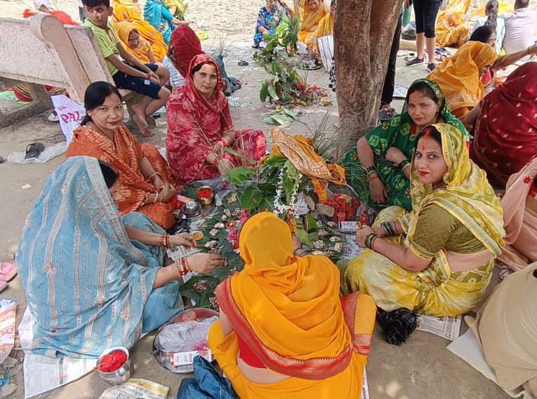 छठ पूजा करती  माताएं