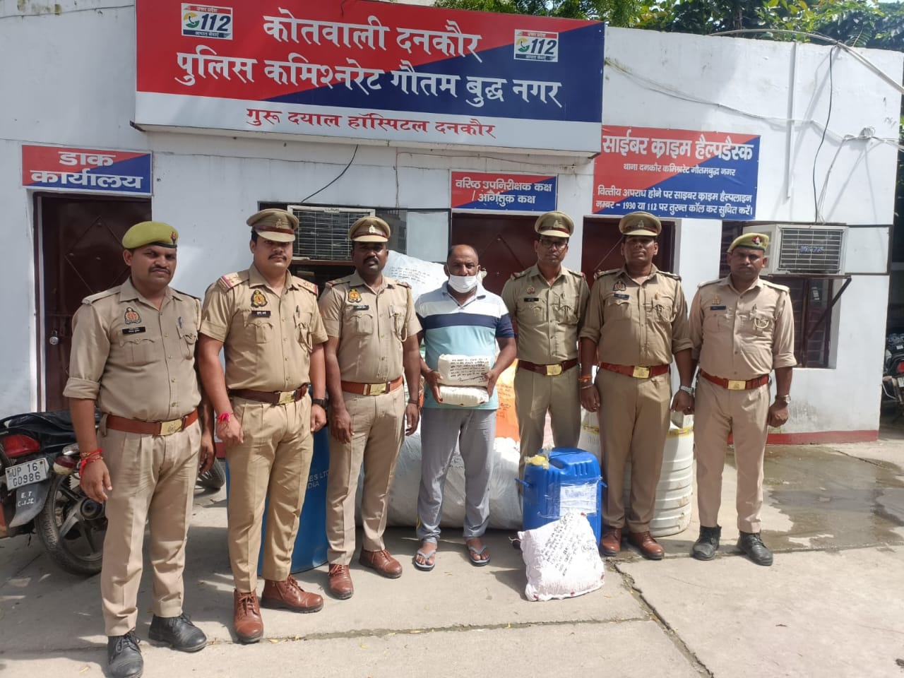पुलिस गिरफ्त में आरोपी