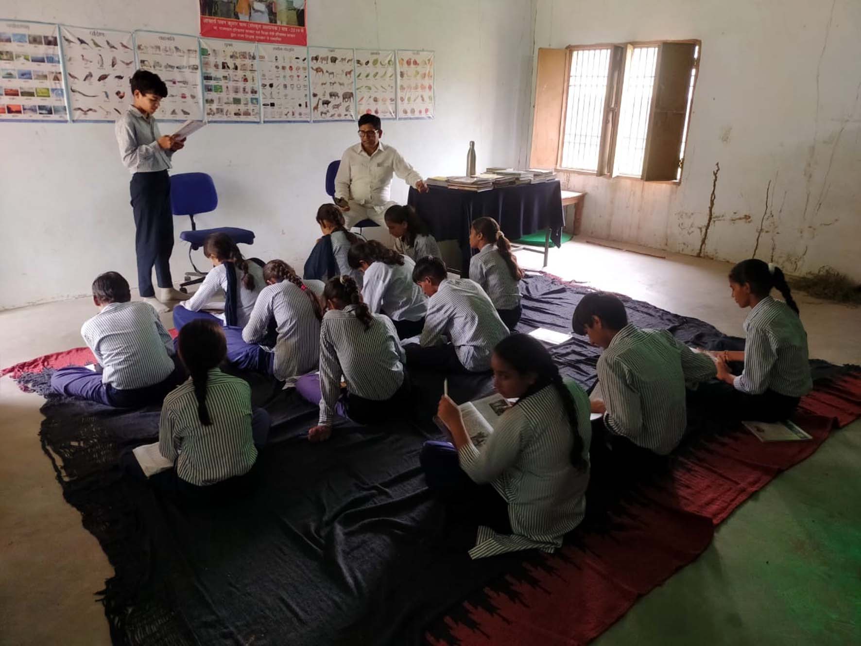 स्कूल के कंडम कमरों में चल रही कक्षाएं।