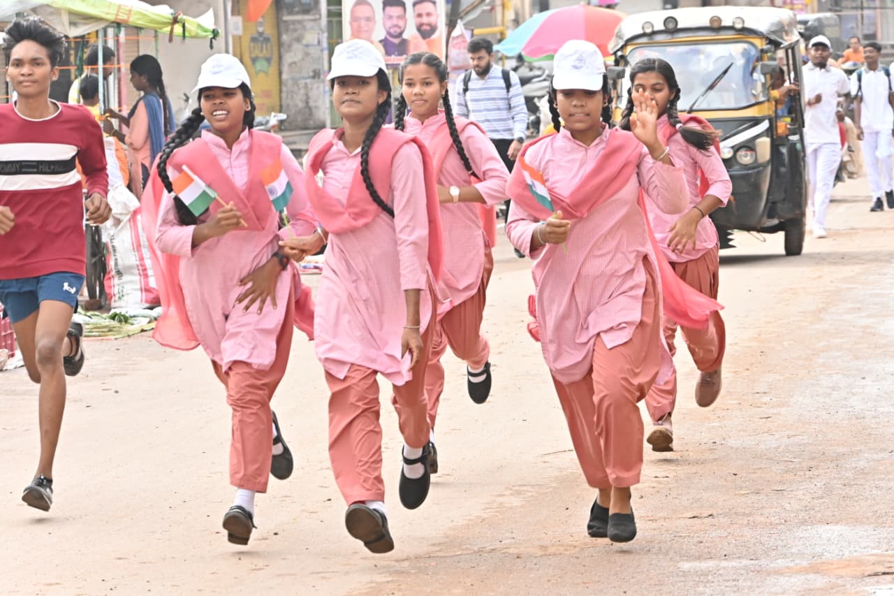 दौड़ लगाते हुए स्कूली बच्चे।