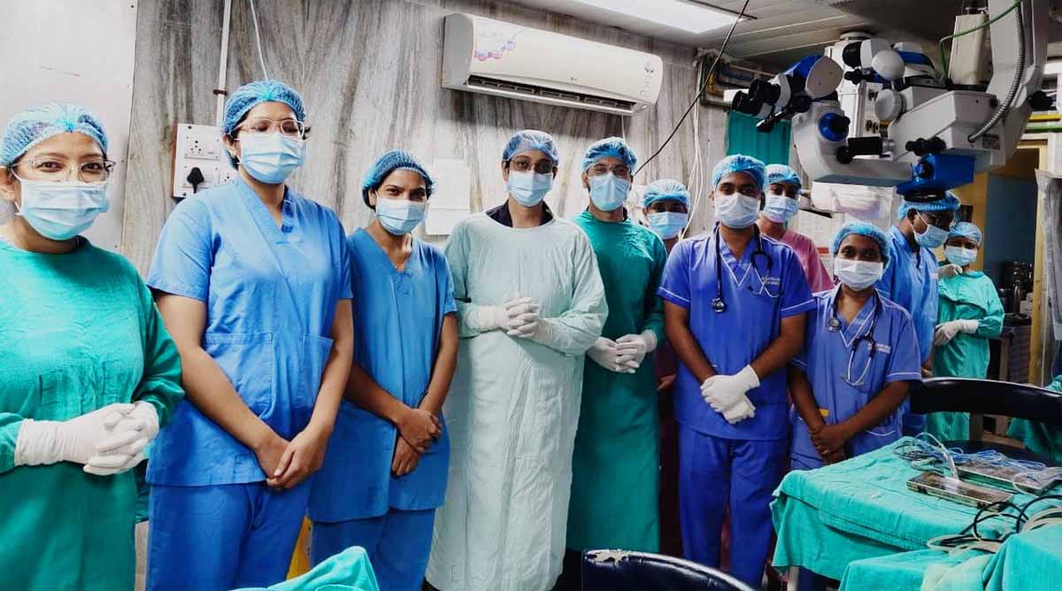 नेत्र रोग विशेषज्ञों की टीम