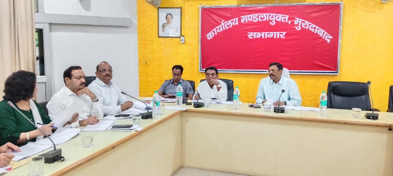 कमिश्नर सभागार में मंडलायुक्त आञ्जनेय कुमार सिंह की अध्यक्षता में सम्पन्न होती संभागीय परिवहन प्राधिकरण की बैठक।
