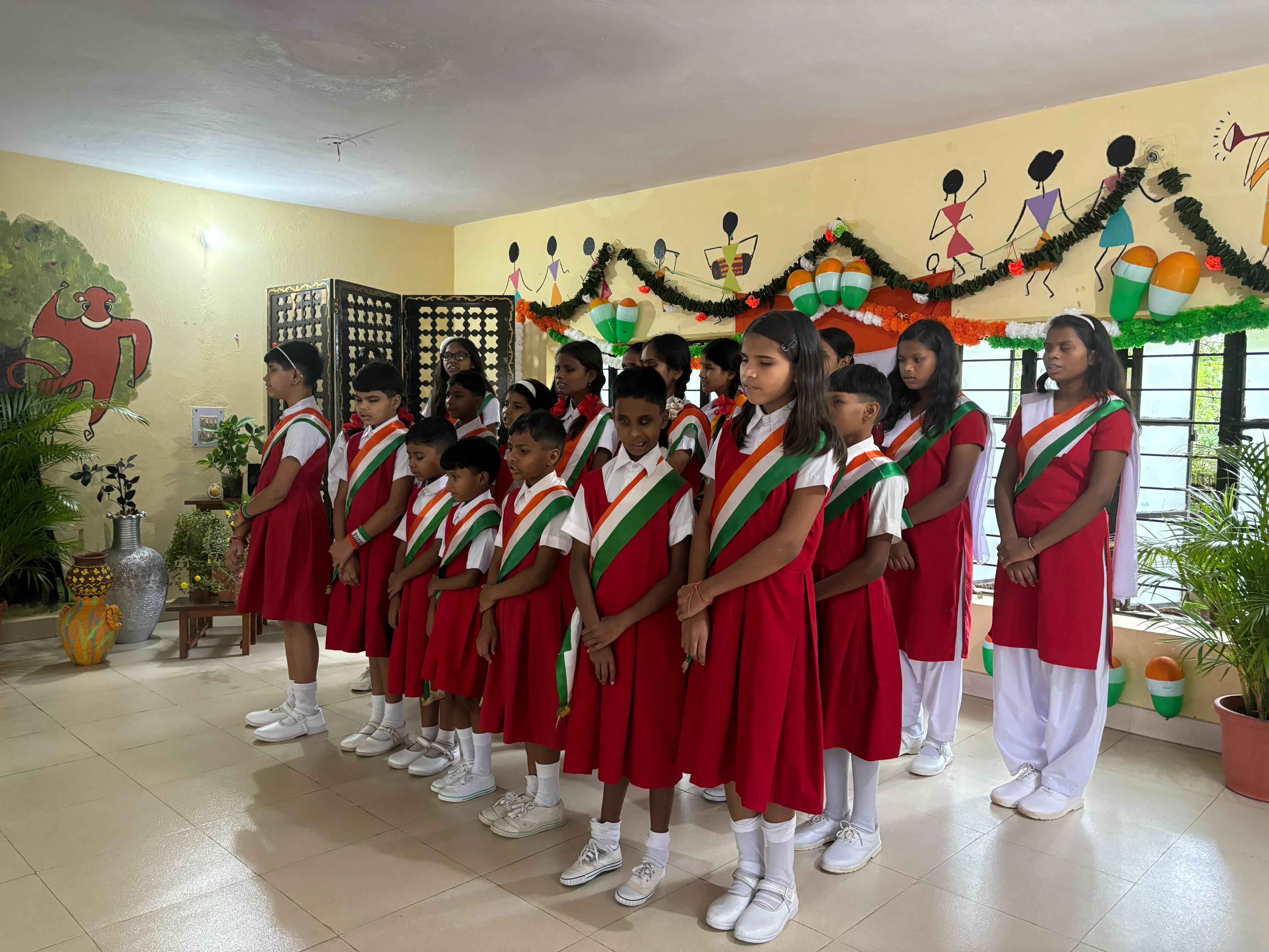 मंच पर जुटी विद्यालय की बच्चियां समेत अन्य